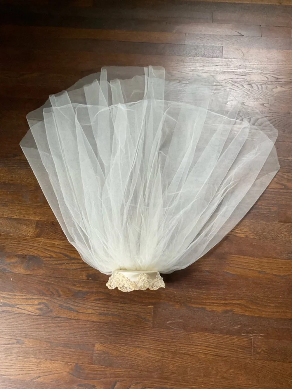 Vintage ivory bridal veil with pill hat and lace-trimmed comb.